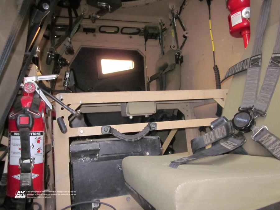 Детали интерьера Oshkosh M-ATV 2009 года  (фото 400 из 676)